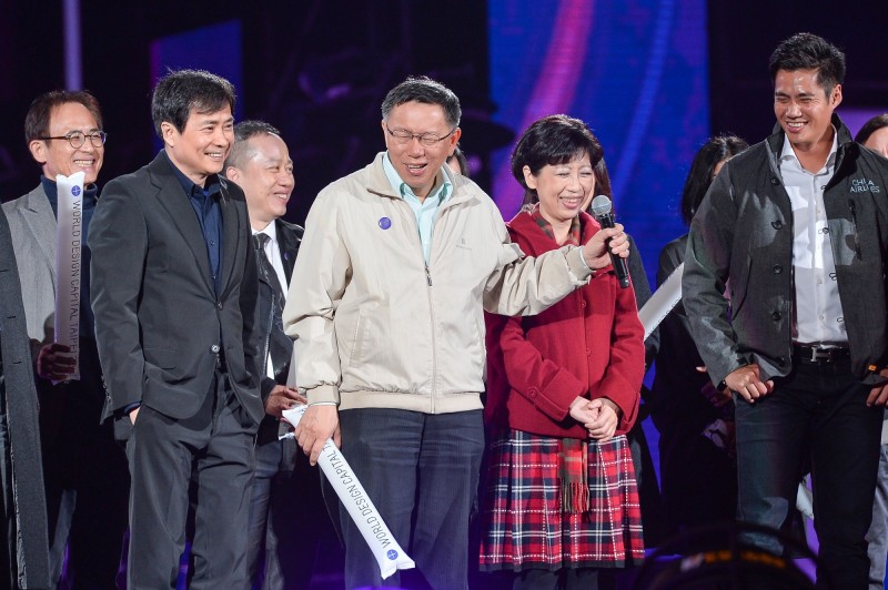 台北市長柯文哲與三立總經理張榮華、旅美職棒選手陳偉殷一同參與「臺北最High新年城2016跨年晚會」倒數。（三立提供）