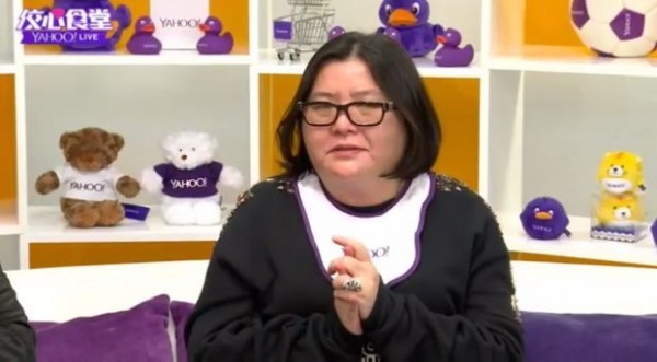 邱瓈寬認為人與人之間不是靠一張紙來維繫,心不在了也無須硬留。(圖擷自Yahoo LIVE《佼心食堂》) 邱瓈寬認為人與人之間不是靠一張紙來維繫,心不在了也無須硬留。(圖擷自Yahoo LIVE《佼心食堂》)
