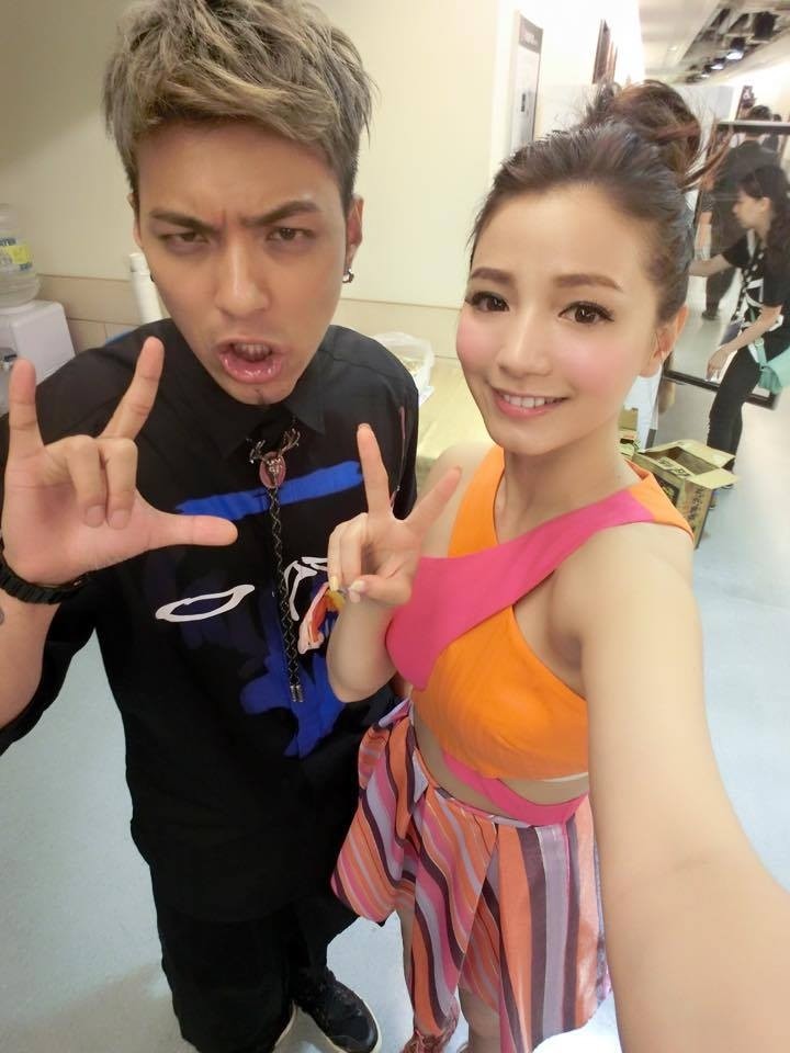 寶兒（右）生日前發生嘎嘎被要求退團的震撼事件。（翻攝臉書）