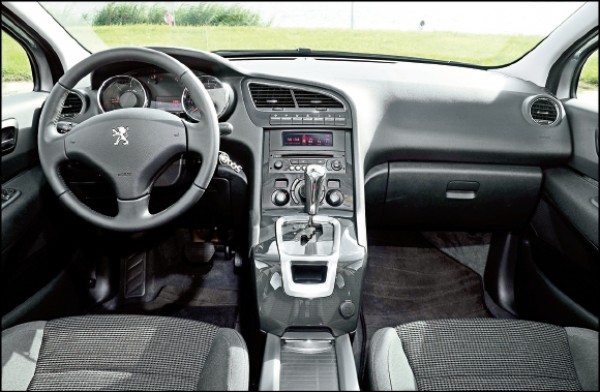 這裡試駕的5008 1.6 BlueHDi Design車型採用黑灰高級雙采織布內裝，黑色基調的儀表控台鋪陳，妝點以鍍亮處理的框飾細節，讓車艙氛圍質感獲得加分。