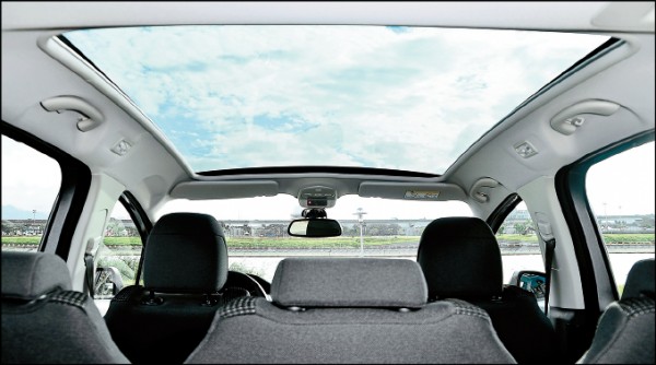 面積達1.69平方公尺的Cielo全景式雙層強化玻璃車頂，在Design車型上列為標準配備。