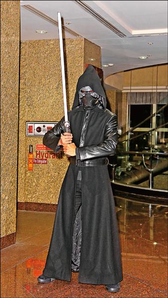 林俊傑以黑武士造型現身,包得密不透風。(記者陳逸寬攝) 林俊傑以黑武士造型現身,包得密不透風。(記者陳逸寬攝)