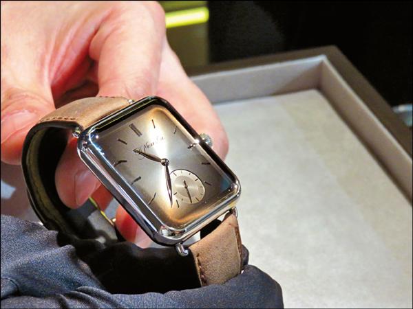 亨利慕時Swiss Alp Watch，18K白金款，經典煙燻錶盤，羚羊皮錶帶。定價24,900美金，約台幣843,661元。