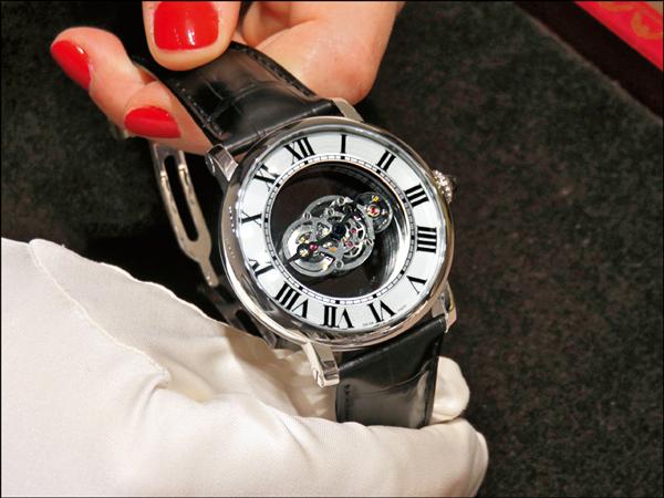 卡地亞Rotonde de Cartier天體運轉式神祕陀飛輪腕錶。台幣約5,850,000元。編號並限量發售100只。