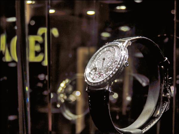 全球最纖薄高級珠寶腕錶、伯爵Altiplano 38毫米900D腕錶，錶殼厚度僅5.6毫米。台幣約5,950,000元。