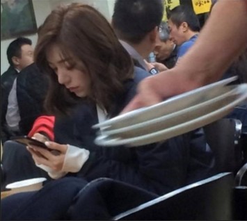 網友昨天稍早在爆料公社PO文，捕獲野生郭雪芙出沒在忠孝新生的麻辣鍋店。（翻攝自爆料公社）