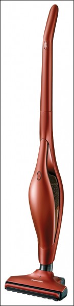 Panasonic MC-BU100JT-R 搭載智慧吸頭，打掃遇到牆壁時，吸頭前蓋會自動掀起，讓毛刷更貼近牆壁，徹底清除灰塵。兼具手持二合一功能。通路售價約6,990元。