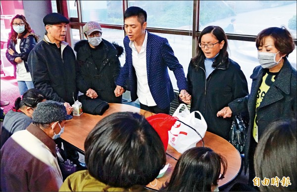 孟庭麗因趕戲休克昏迷,李天柱與宋達民帶著家屬在急診室外禱告。(記者陳奕全攝) 孟庭麗因趕戲休克昏迷,李天柱與宋達民帶著家屬在急診室外禱告。(記者陳奕全攝)