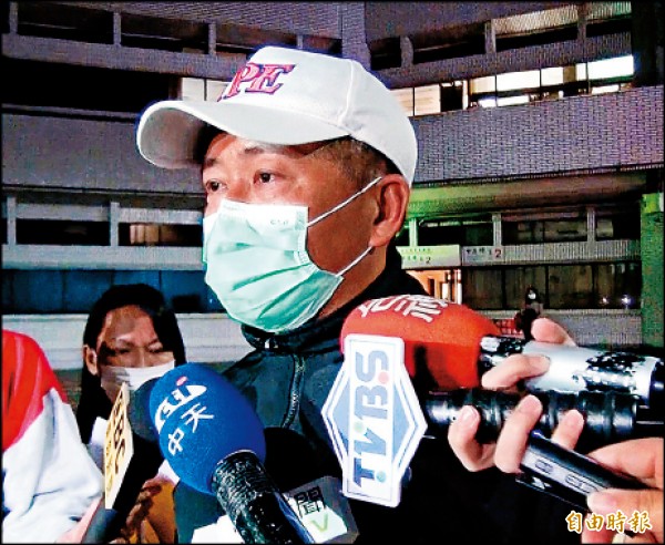 孟庭麗的弟弟說明姊姊病情,請大家幫忙祈福。(記者陳奕全攝) 孟庭麗的弟弟說明姊姊病情,請大家幫忙祈福。(記者陳奕全攝)