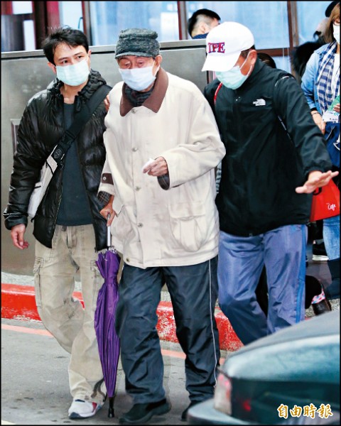 孟庭麗一度傳腦死,爸爸在親人的扶持下都趕到醫院。(記者陳奕全攝) 孟庭麗一度傳腦死,爸爸在親人的扶持下都趕到醫院。(記者陳奕全攝)