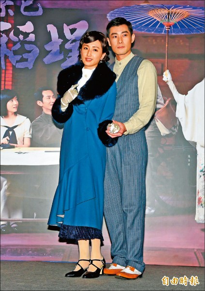 柯佳嬿(左)首次與施易男合作,驚訝完全看不出大她10歲,開玩笑是「跌在玻尿酸裡」。(記者宋志雄攝) 柯佳嬿(左)首次與施易男合作,驚訝完全看不出大她10歲,開玩笑是「跌在玻尿酸裡」。(記者宋志雄攝)
