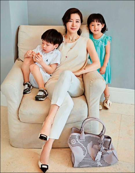 李英愛婚後生了一對可愛的龍鳳胎,美貌依舊動人。 李英愛婚後生了一對可愛的龍鳳胎,美貌依舊動人。