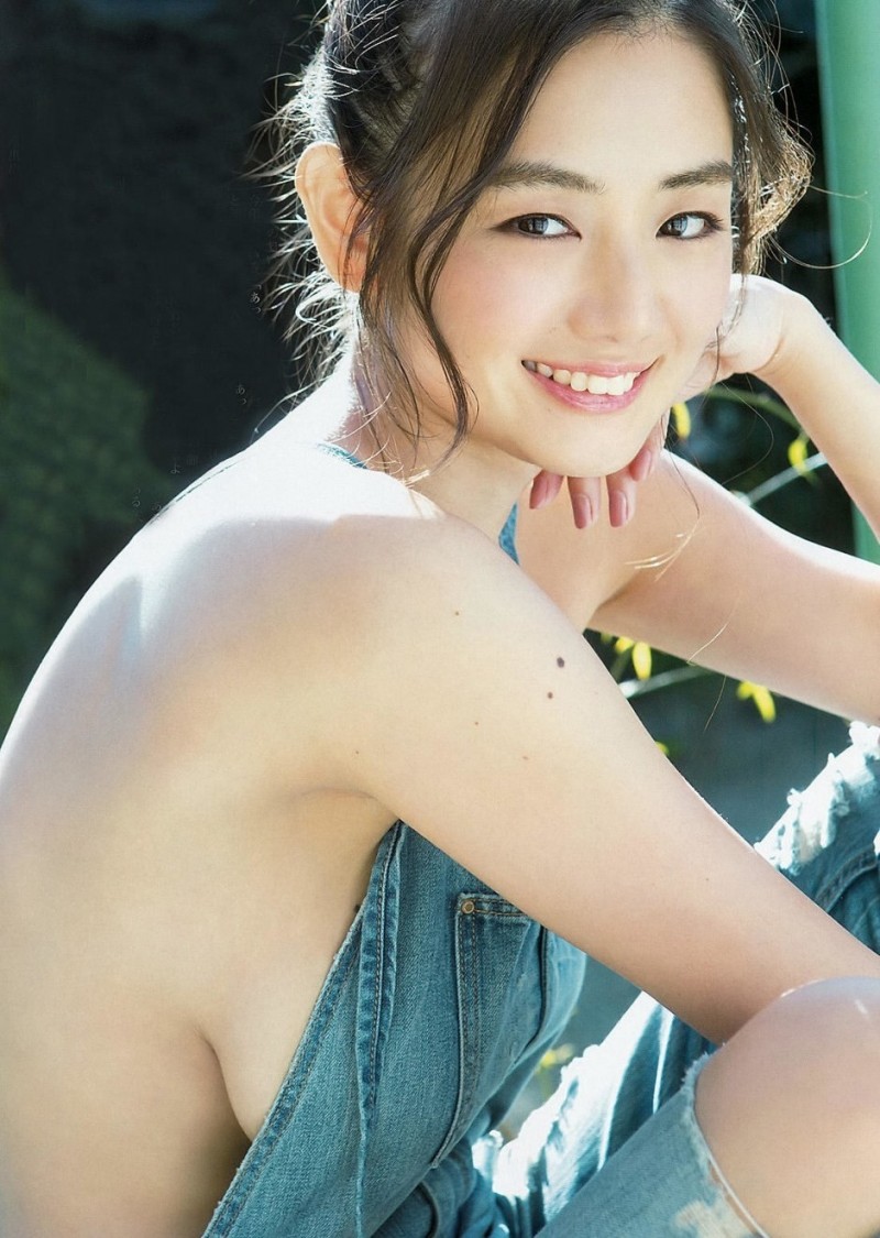 片山萌美為雜誌拍攝封面，並側露出傲人的F奶。（翻攝自網路）