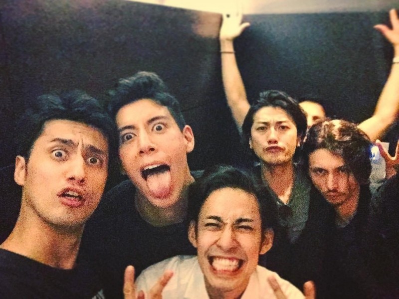 赤西仁日前選在酒吧補辦結婚趴。（翻攝自赤西仁Instragram）