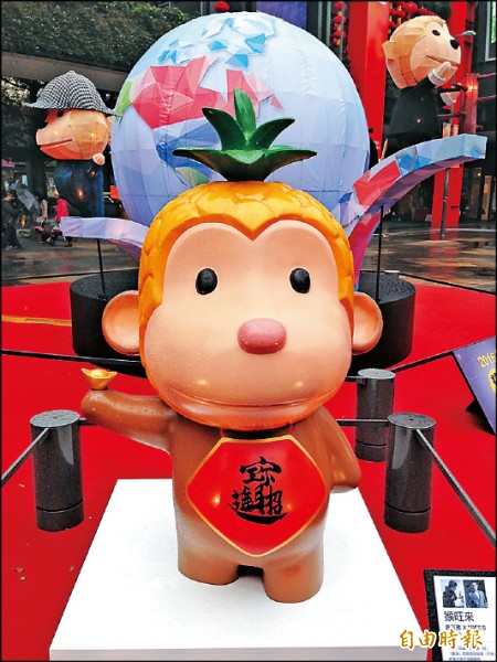 蕭敬騰的書法寫得很不錯！蕭敬騰與FREE’S創作了「猴旺來」，上頭的「招財進寶」落款正是老蕭的大器揮毫。
（記者凃盈如攝）