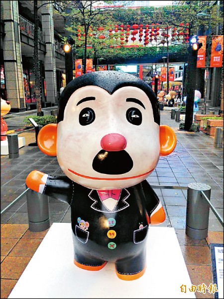 新光三越即日起至2月底於台北信義新天地香堤廣場舉辦猴年燈展，圖為可樂王取喜劇演員卓別林造型所打造的「我愛卓別林」。（記者凃盈如攝）