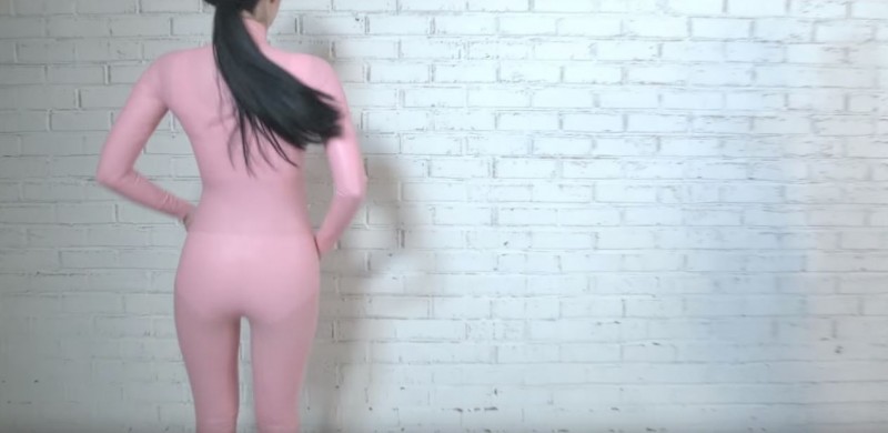 由於服裝太過貼身，成員們的內褲痕跡在鏡頭前完全清晰可見。（翻攝自YouTube）