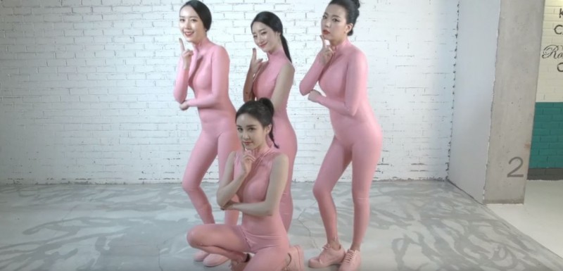 後來4名成員更直接換上超貼身的粉紅色緊身裝出現。（翻攝自YouTube）