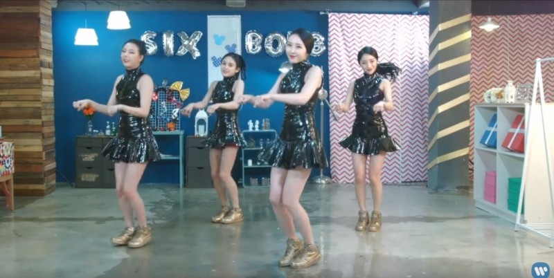 「Six Bomb」新歌MV中俗艷的第一套服裝以及超低成本製作的背景已經夠讓人傻眼。（翻攝自YouTube）