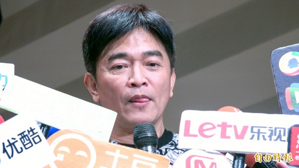 吳宗憲的兒子將申請國外名校,得知學費一學期將近30萬後,他笑著說,若是兒子考上了,他會賣血供他去讀書。(資料照,記者王文麟攝) 吳宗憲的兒子將申請國外名校,得知學費一學期將近30萬後,他笑著說,若是兒子考上了,他會賣血供他去讀書。(資料照,記者王文麟攝)