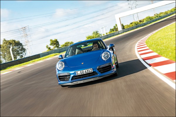 911 Turbo在跑車計時套件的起跑輔助功能加持下，其0～100公里／時加速僅需3.0秒，比小改款前要縮短了0. 2秒；拜PASM保時捷主動式懸載調整系統與後軸轉向功能所賜，在極具挑戰性的Kyalami賽道上操駕起來仍然非常靈活自如。