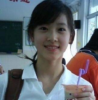 章澤天因學生時期清純照曝光在網路爆紅。（翻攝自微博）