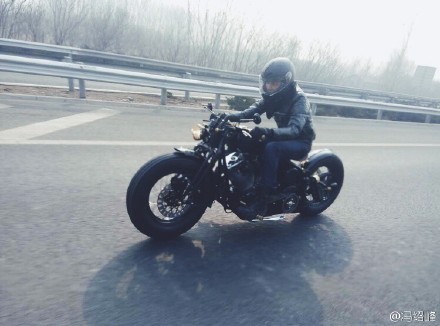 馮紹峰在微博PO出帥氣騎車的照片。（翻攝自馮紹峰微博）