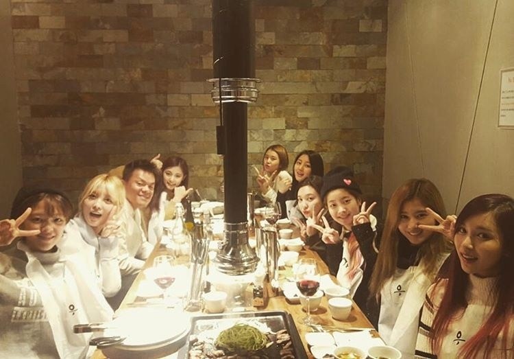 TWICE成員娜璉爆料，只要能和公司老闆朴軫永一起吃飯，就代表要出道了。（翻攝自IG）