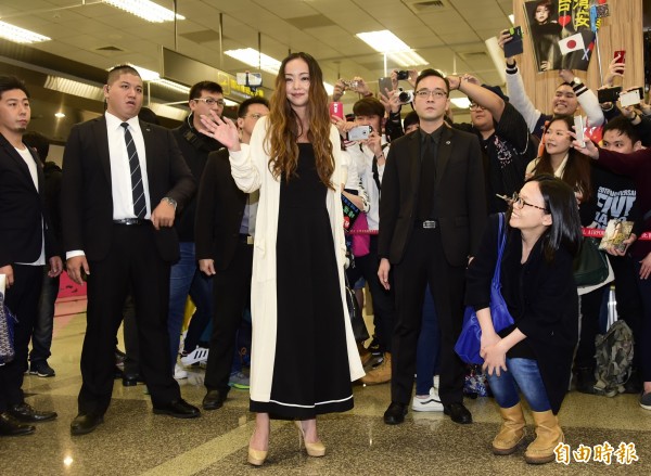 安室奈美惠下飛機後看到200多位粉絲擠爆機場,不忘一路對熱情的粉絲微笑。(資料照,記者潘少棠攝) 安室奈美惠下飛機後看到200多位粉絲擠爆機場,不忘一路對熱情的粉絲微笑。(資料照,記者潘少棠攝)