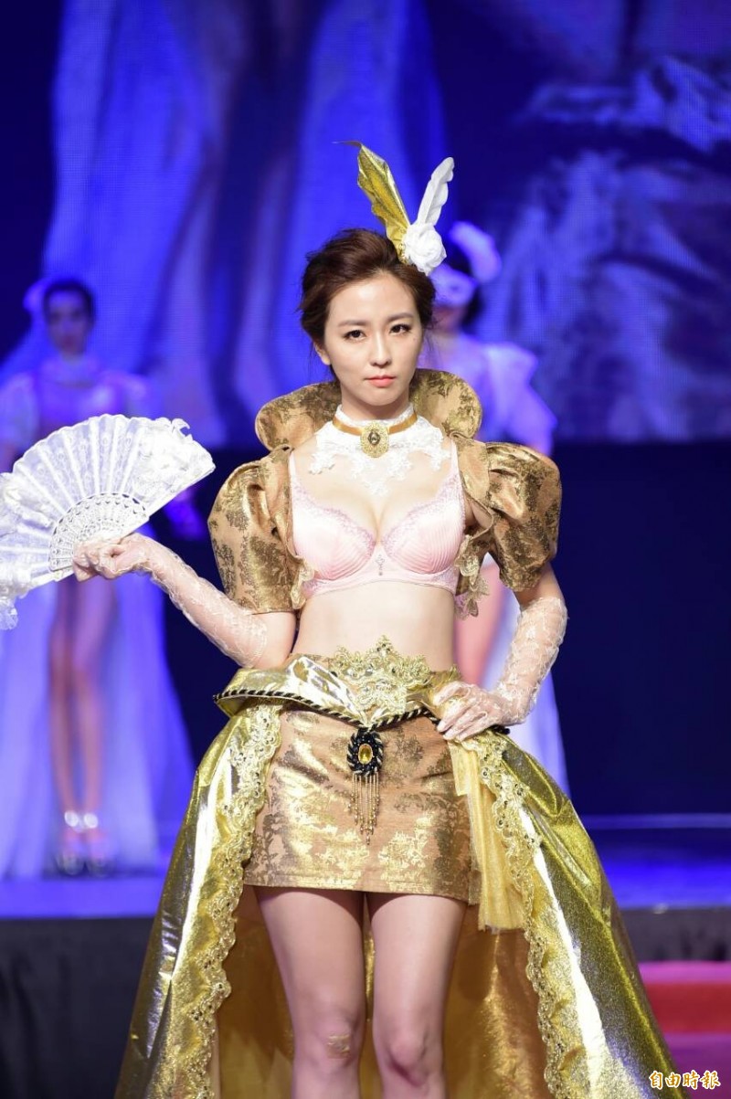 周曉涵新戲挑戰游泳國手，比基尼少不了。（記者胡舜翔攝）