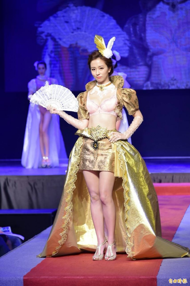 周曉涵代言內衣秀美波。（記者胡舜翔攝）