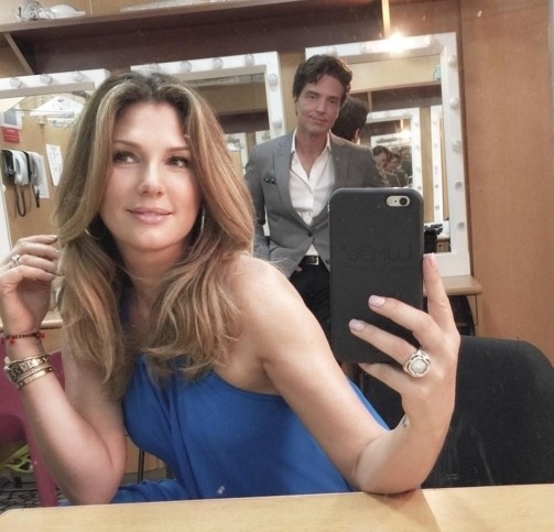 新婚的理察瑪爾克斯（右）心繫老婆，演唱會開始前還PO甜蜜照放閃。（翻攝自網路）