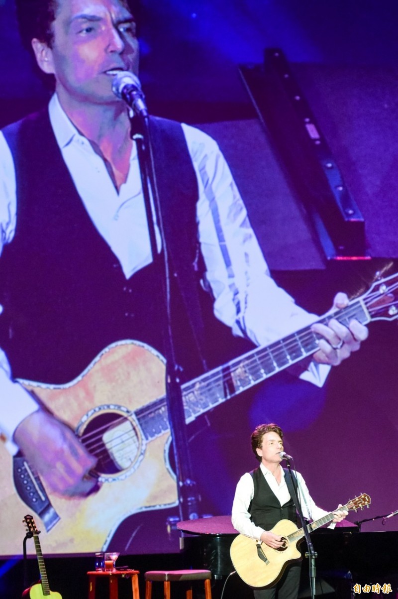 理察瑪爾克斯在TICC和台粉玩自拍。（記者王文麟攝）