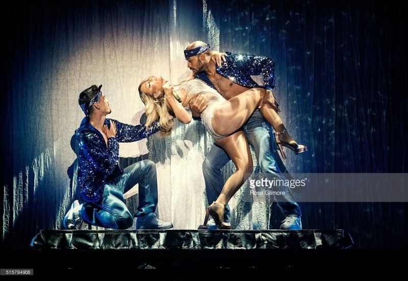 瑪麗亞凱莉疑因舞蹈動作太大，絲襪竟爆開，在男舞者將她的腿抬起時，肉臀就這樣全場大放送。（翻攝自GettyImages）