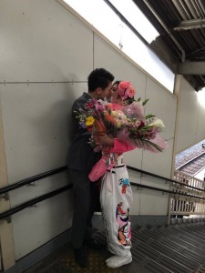 網路上瘋傳樋井紅陽穿著暴走族服裝和男子喇舌照。（翻攝自網路）