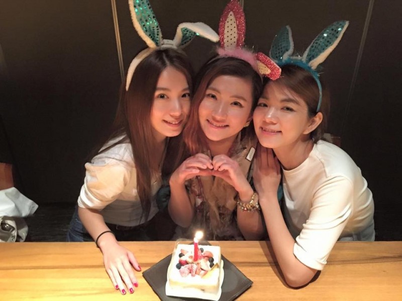 網友大讚S.H.E三人感情15年來依舊，友誼不變。（翻攝自臉書）