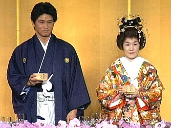 日本前柔道選手谷亮子（右）和丈夫谷佳知（左），13年前也在新高輪格蘭王子大飯店舉行婚宴，並開放電視台轉播，省下不少花費。（翻攝自日網）