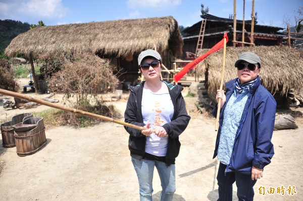 監製李烈及葉如芬親自導覽片場。(記者蔡宗憲攝) 監製李烈及葉如芬親自導覽片場。(記者蔡宗憲攝)