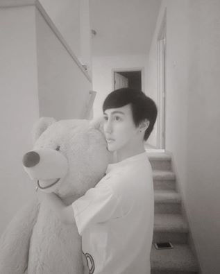 蛇精男手抱熊熊，為女童祈福。（翻攝自劉梓晨臉書）