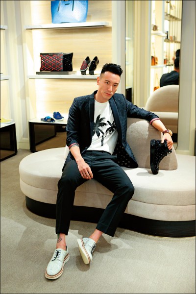王陽明出席Jimmy Choo 2016春夏發表會。搭配Jimmy Choo潑墨繫帶紳士鞋，約28,800元。（Jimmy Choo提供）