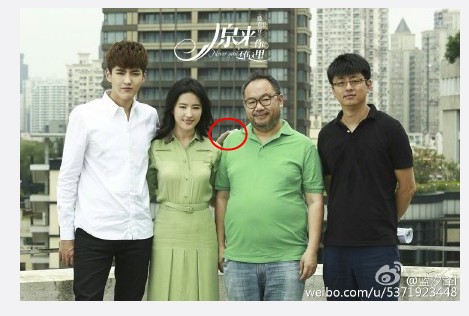 吳亦凡（左）避開劉亦菲（左二）的肩膀，而將手搭在身旁另名男性的肩上。（翻攝自微博）
