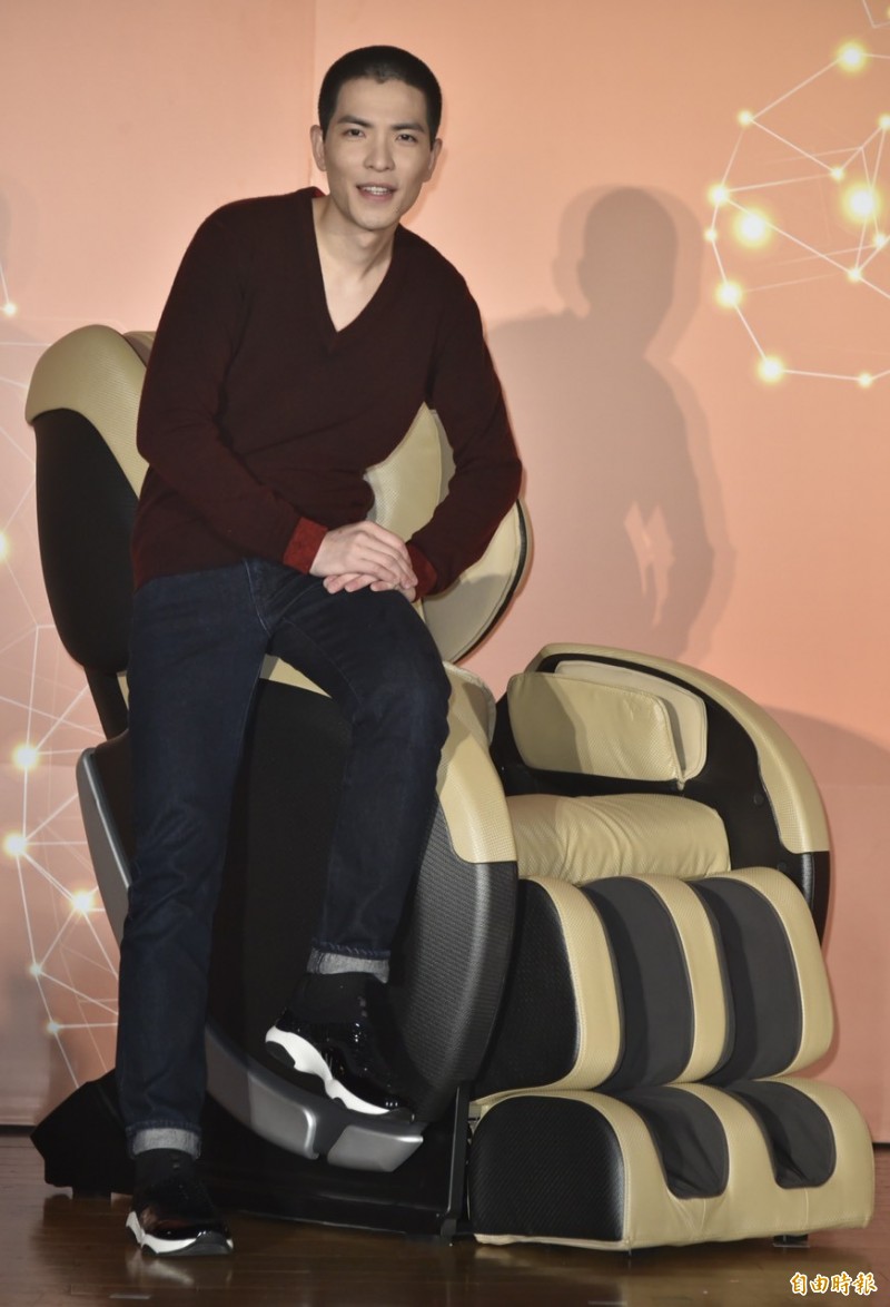 蕭敬騰代言按摩椅。(記者陳奕全攝)