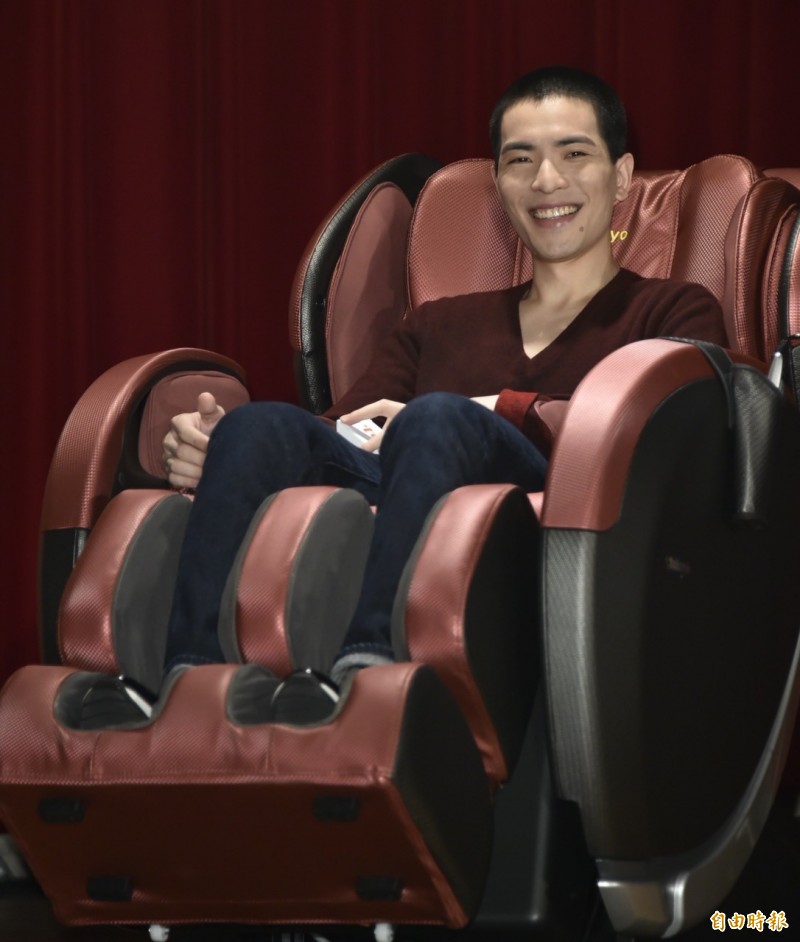 蕭敬騰被黃子佼虧「躺著賺」。(記者陳奕全攝)