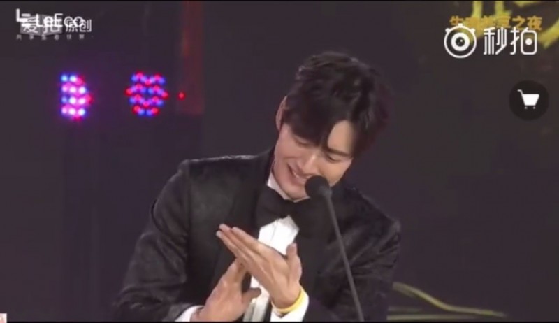 朴海鎮用全華語發表感言，雖中間忘詞偷看小抄，仍可看出相當用心和有誠意，被讚超認真與用心。（翻攝自樂視）