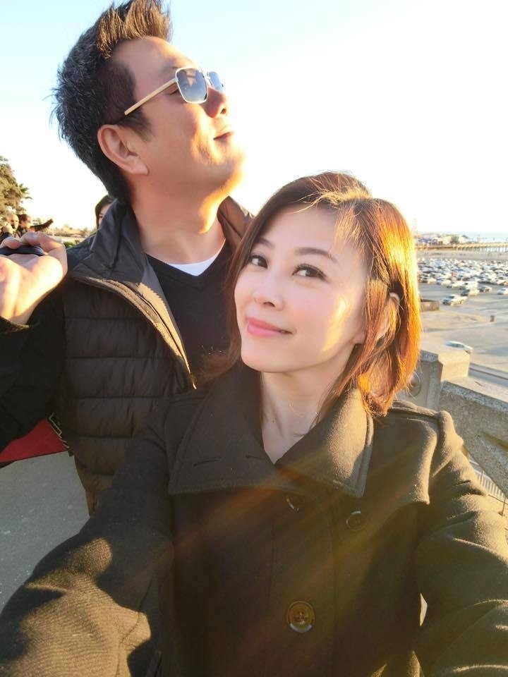 去年方馨（右）梅開二度，與小2歲老公Michael低調登記結婚。（翻攝自臉書）