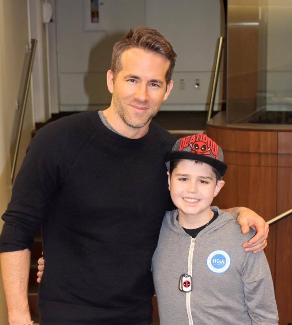 萊恩雷諾斯與康納的合照。(圖擷自Ryan Reynolds臉書) 萊恩雷諾斯與康納的合照。(圖擷自Ryan Reynolds臉書)
