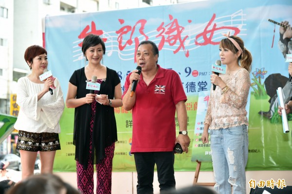已經買了一百張票的高雄誠義里長劉啟芳也上台祝賀預祝票房大賣演出順利。
(記者張忠義攝) 已經買了一百張票的高雄誠義里長劉啟芳也上台祝賀預祝票房大賣演出順利。
(記者張忠義攝)