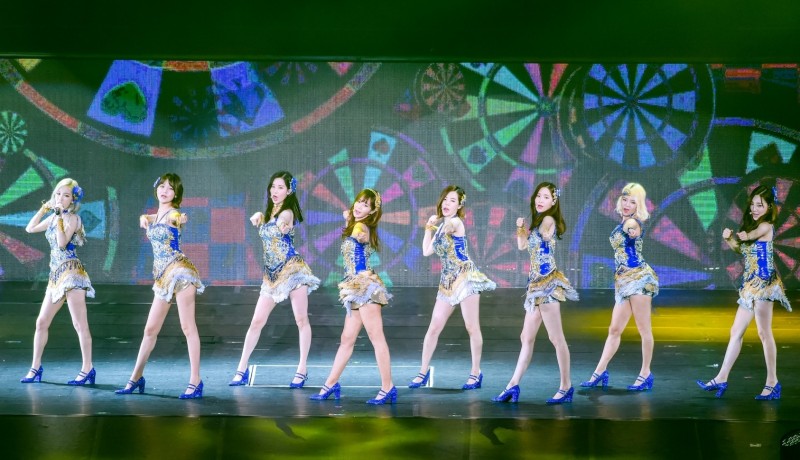 少女時代昨穿上甜美寶藍色流蘇洋裝，大跳人氣夯曲《Hoot》美腿舞步。（記者王文麟攝）