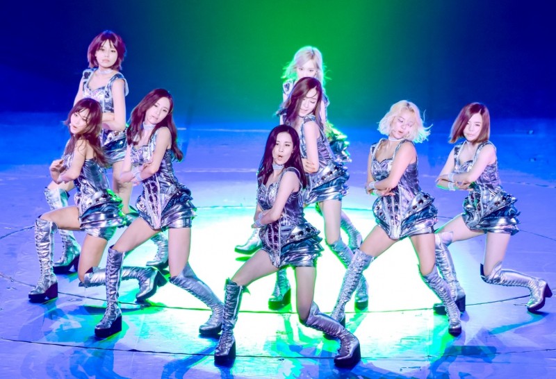 少女時代昨穿上銀色太空感率性舞台裝，大跳《Mr. Mr》、《Run Devil Run》展現帥氣魅力。（記者王文麟攝）