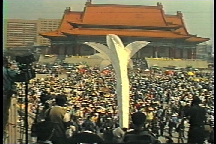 《你怎麼不憤怒！野百合學運》中，學生在中正紀念堂廣場上忍受日曬雨淋。（紀錄片影展提供）